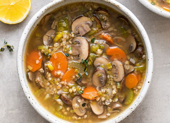 Sopa de trigo sarraceno e vegetais doce com hortelã